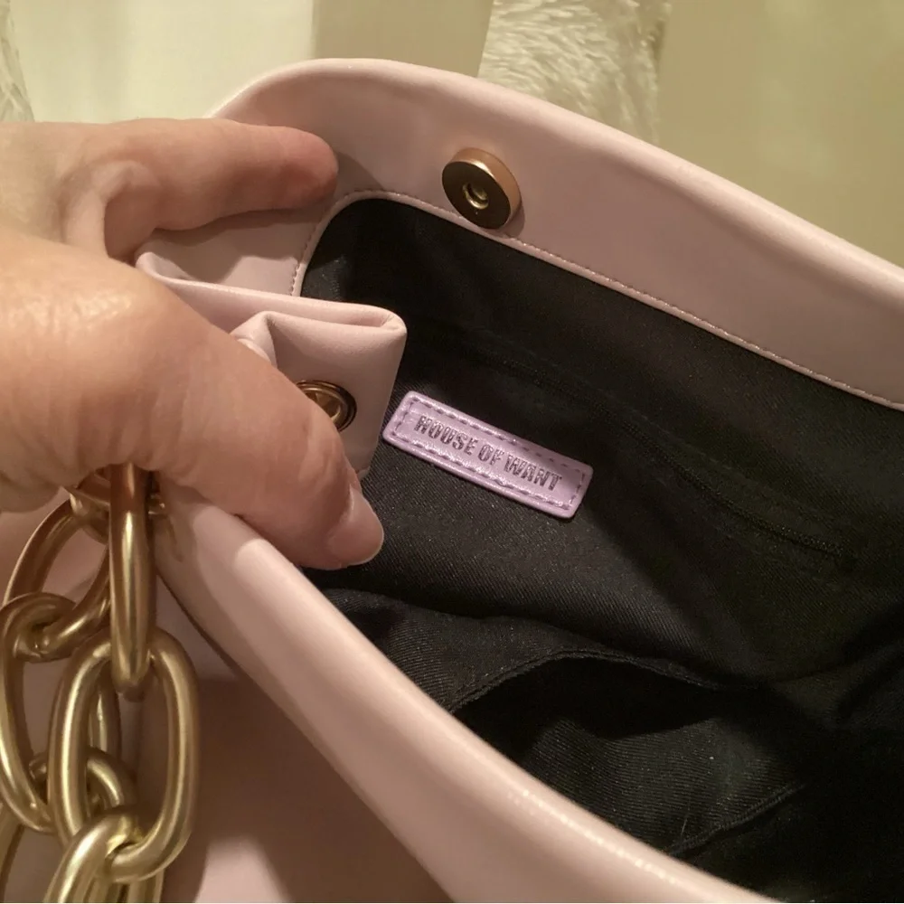 EUC, House of Want, Vegan Leather, Beautiful pink/Mauve Pocketbook, chain strap.